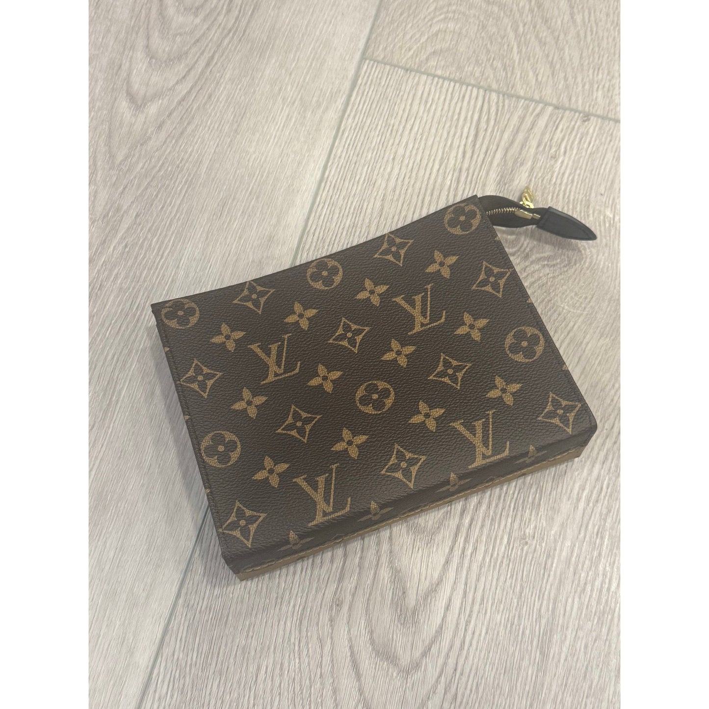 Lv toiletry 19 reverse monogram