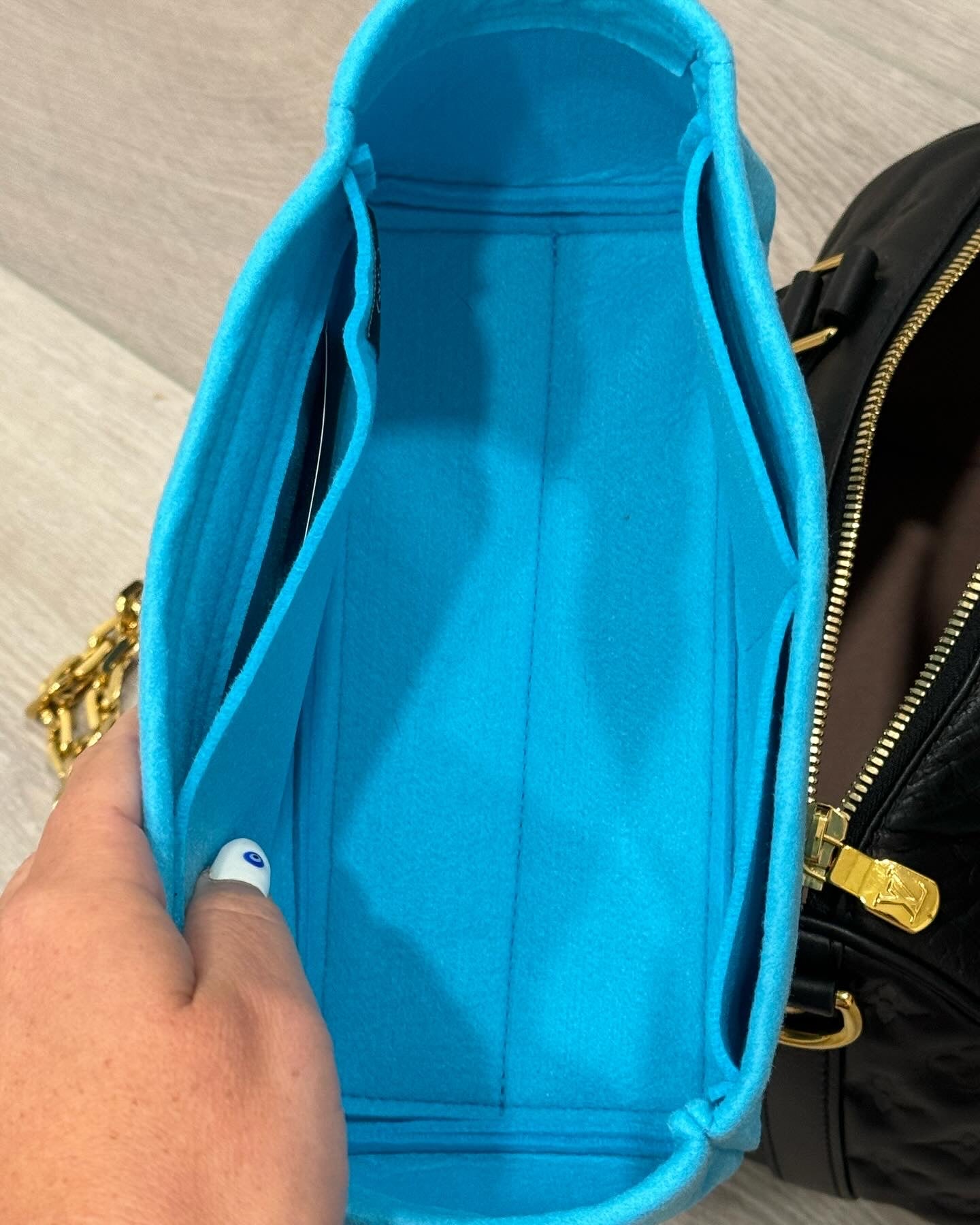 Louis Vuitton speedy 22 monogram embossed