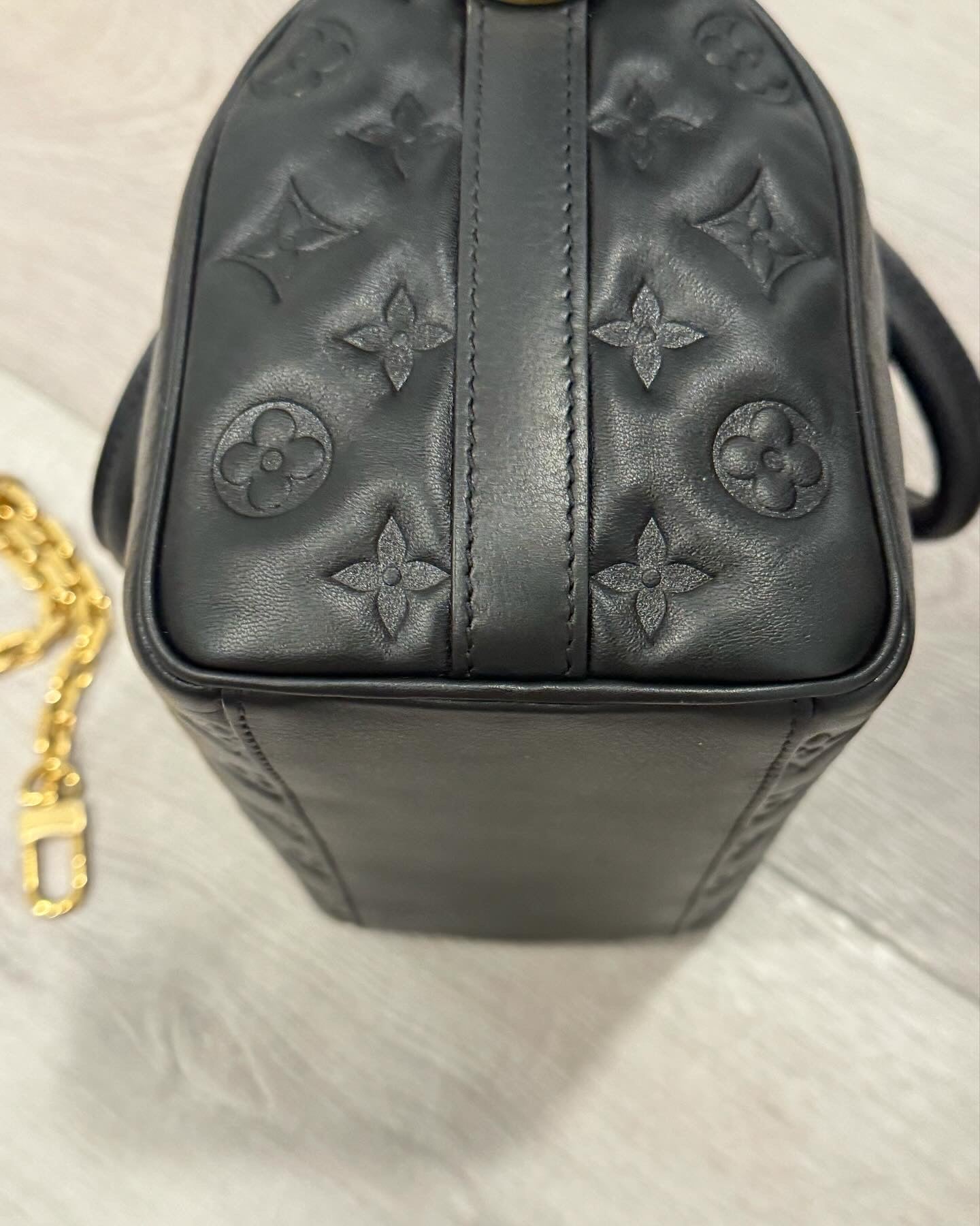 Louis Vuitton speedy 22 monogram embossed
