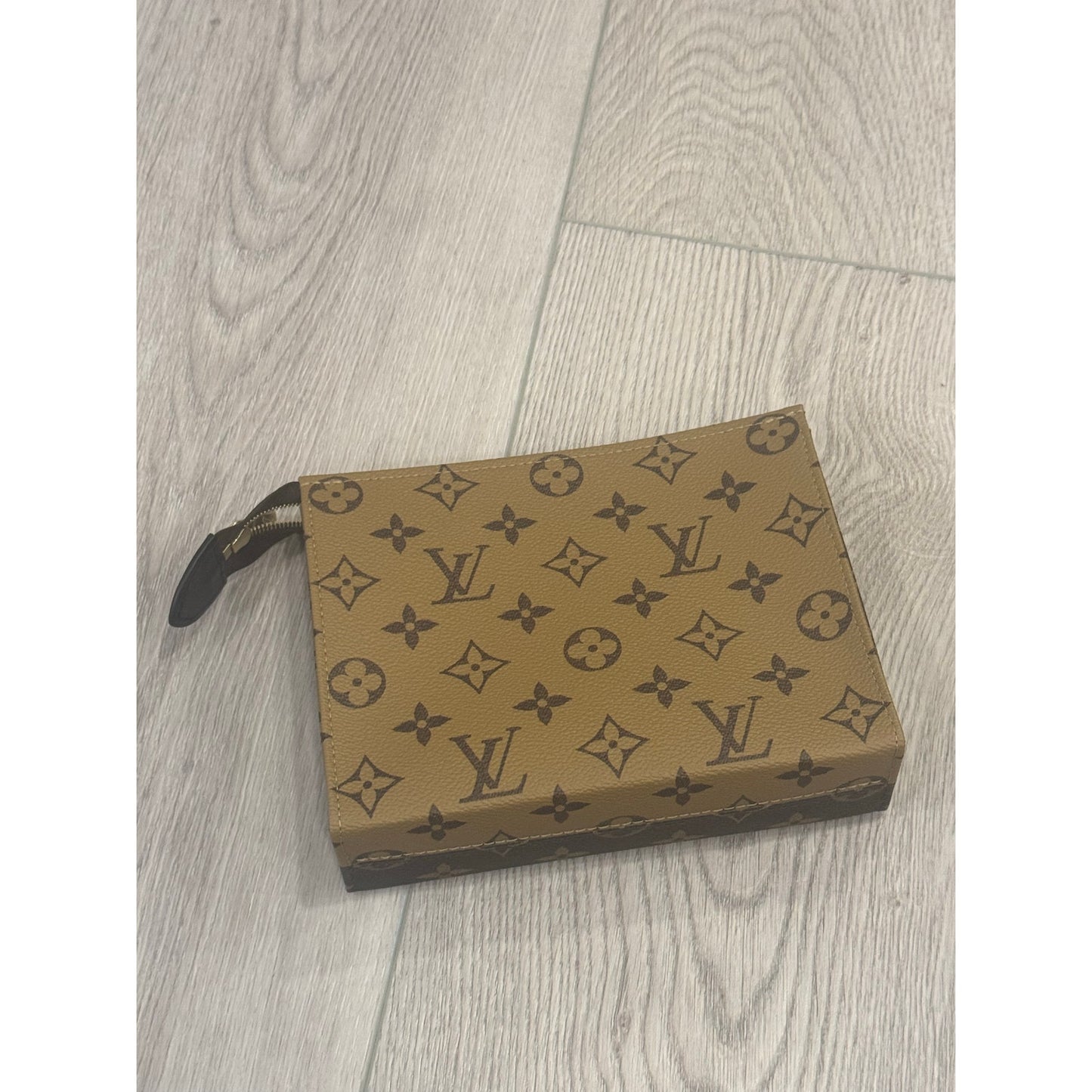 Lv toiletry 19 reverse monogram