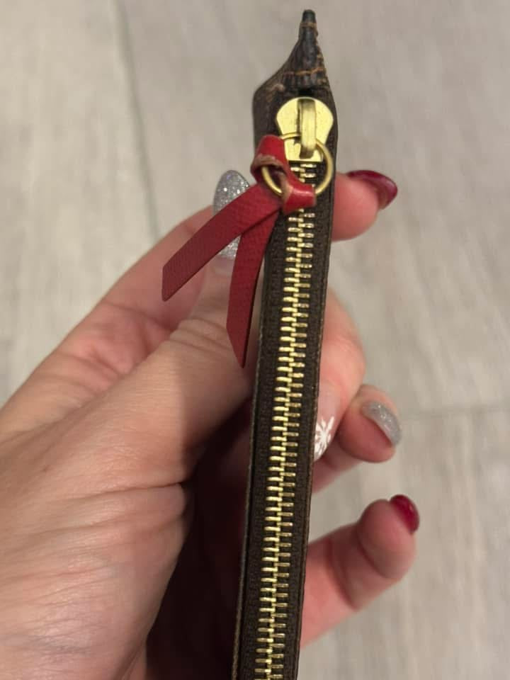 Lv zippy pouch
