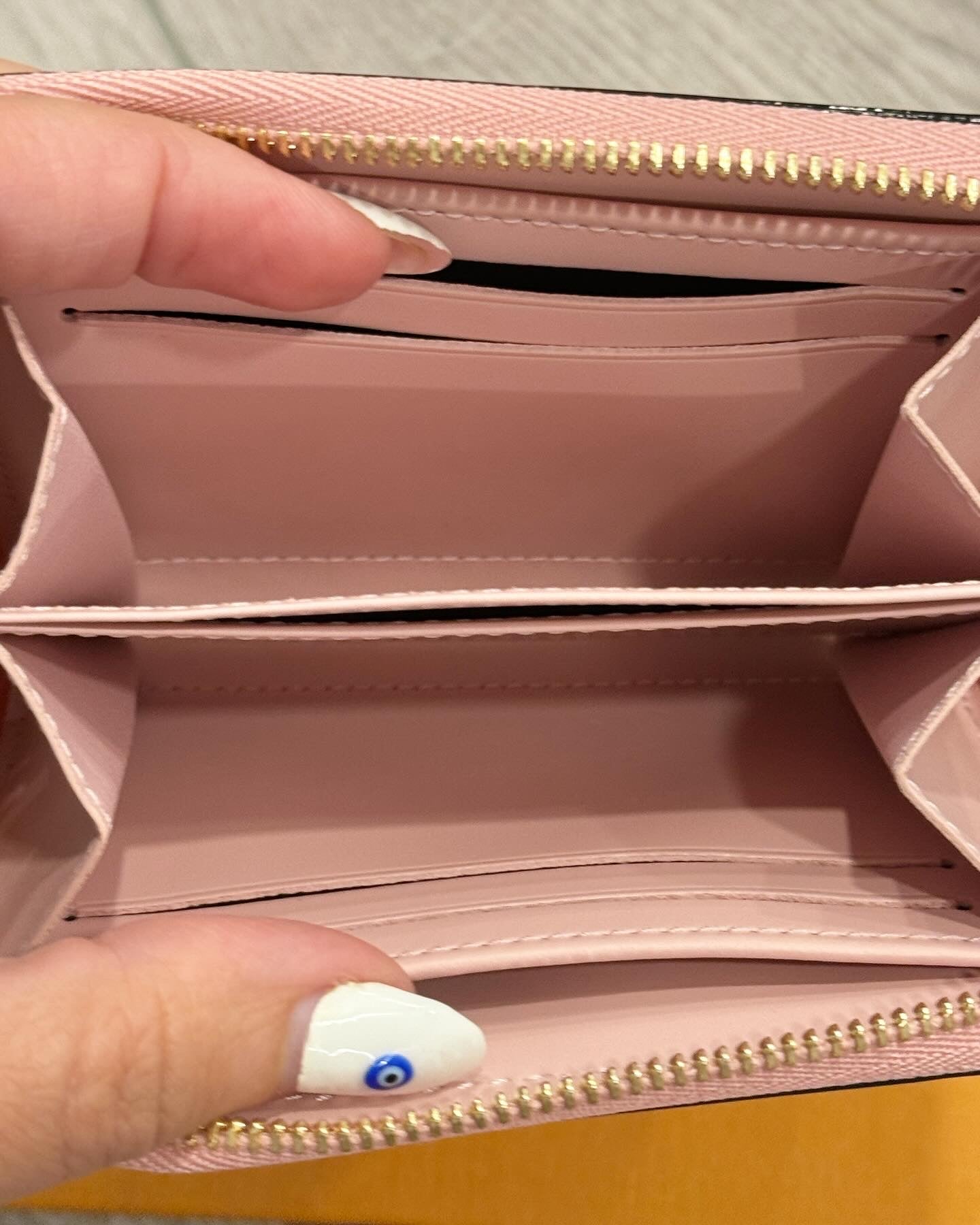 Louis Vuitton Vernis Valentine Zippy Coin Purse Light Pink Neon limited edition.