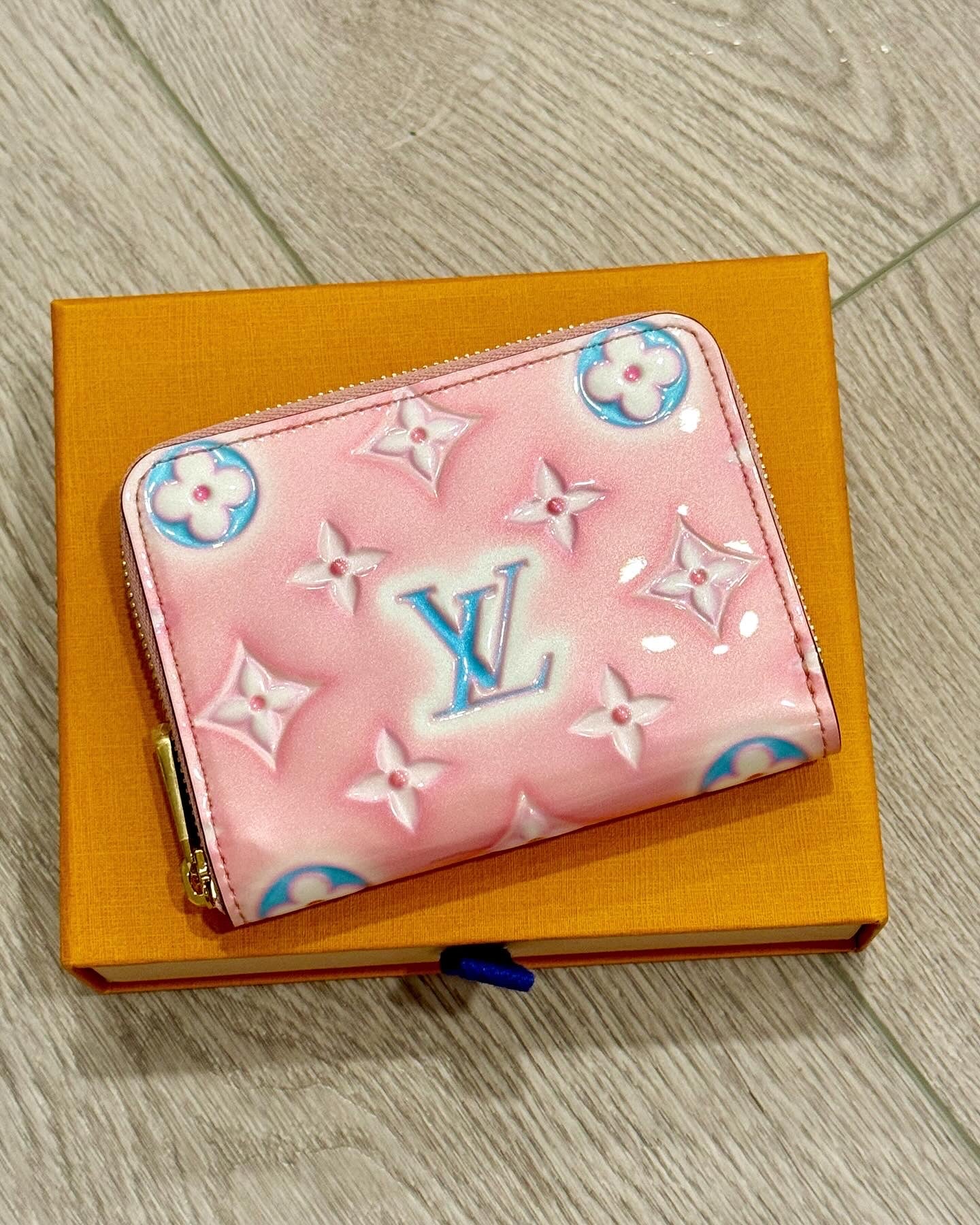 Louis Vuitton Vernis Valentine Zippy Coin Purse Light Pink Neon limited edition.